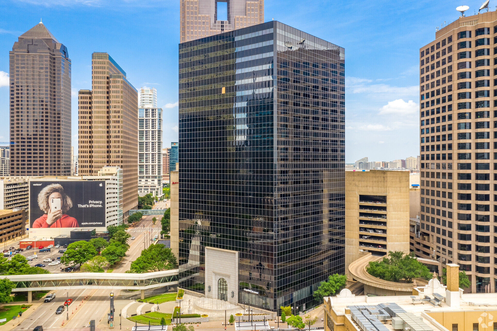 600 N Pearl St, Dallas, TX à louer Photo du bâtiment- Image 1 de 9