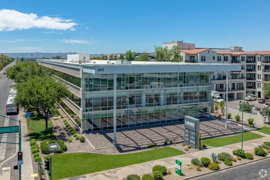 2777 E Camelback Rd, Phoenix, AZ à louer - Photo du bâtiment - Image 2 de 5