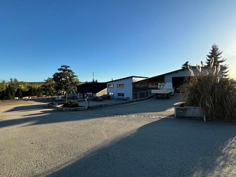 Flex in Saint-Just-Chaleyssin for lease - Building Photo - Image 1 of 12