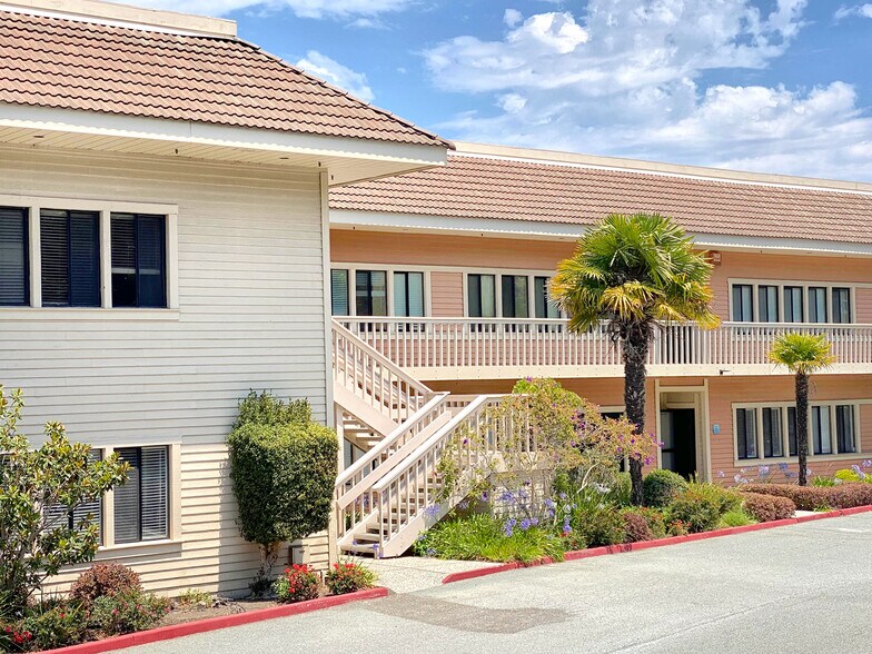 2165 E Francisco Blvd, San Rafael, CA à louer - Photo du bâtiment - Image 2 de 9