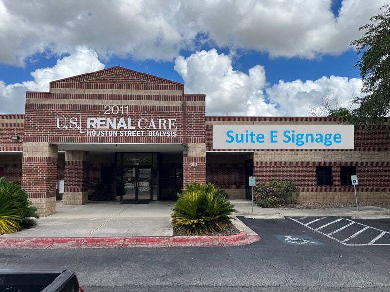 2011 E Houston St, San Antonio, TX for lease - Building Photo - Image 2 of 15