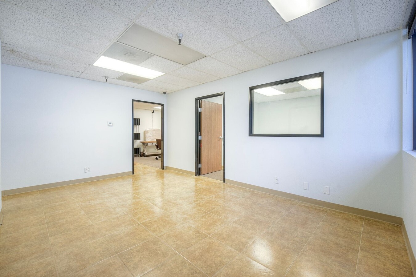 2221 Las Palmas Dr, Carlsbad, CA 92011 - Unité B/C -  - Photo intérieure - Image 1 of 15