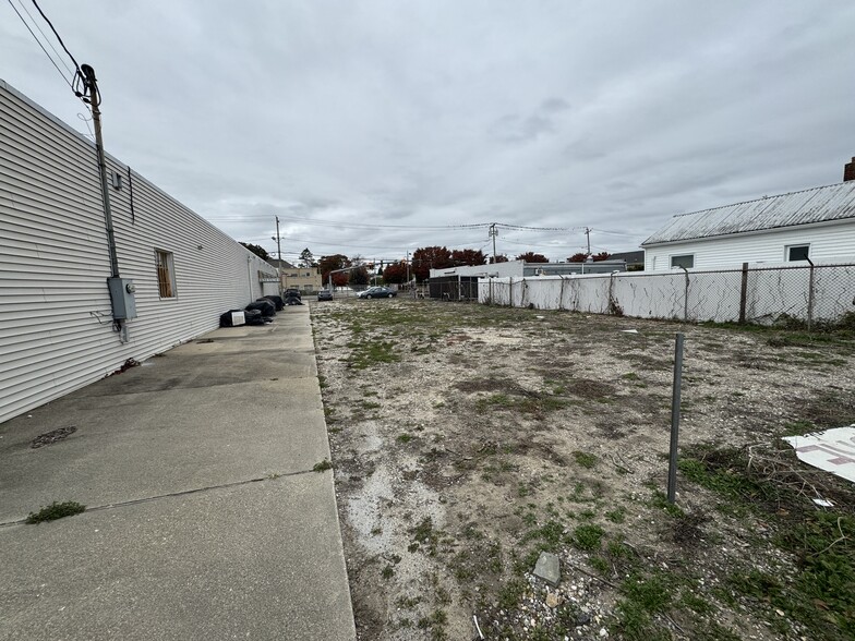 605 W Montauk Hwy, Lindenhurst, NY for lease - Building Photo - Image 2 of 2