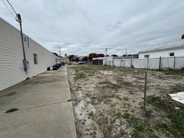 605 W Montauk Hwy, Lindenhurst, NY à louer - Photo du bâtiment - Image 2 de 2