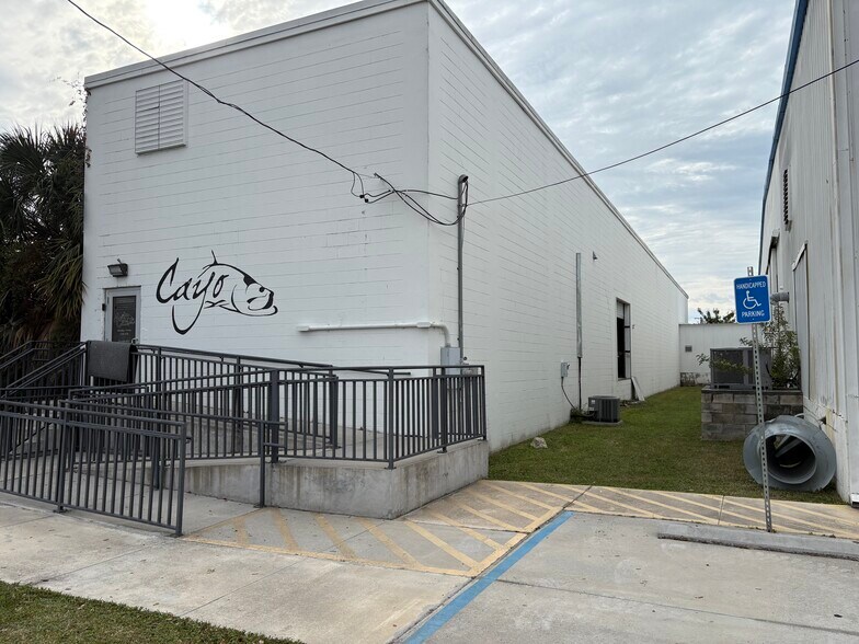 3250 44th Ave N, Saint Petersburg, FL à louer - Photo du bâtiment - Image 2 de 22