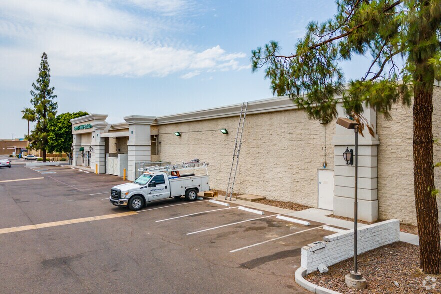 10235 N Metro Pky E, Phoenix, AZ à louer - Photo du bâtiment - Image 2 de 3