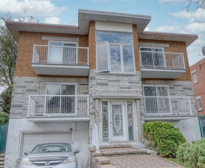 54 Rue du Pontmain, Laval, QC for sale Primary Photo- Image 1 of 1