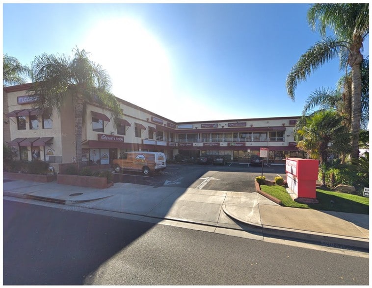 23942-23945 Lyons Ave, Santa Clarita, CA for lease - Building Photo - Image 3 of 23