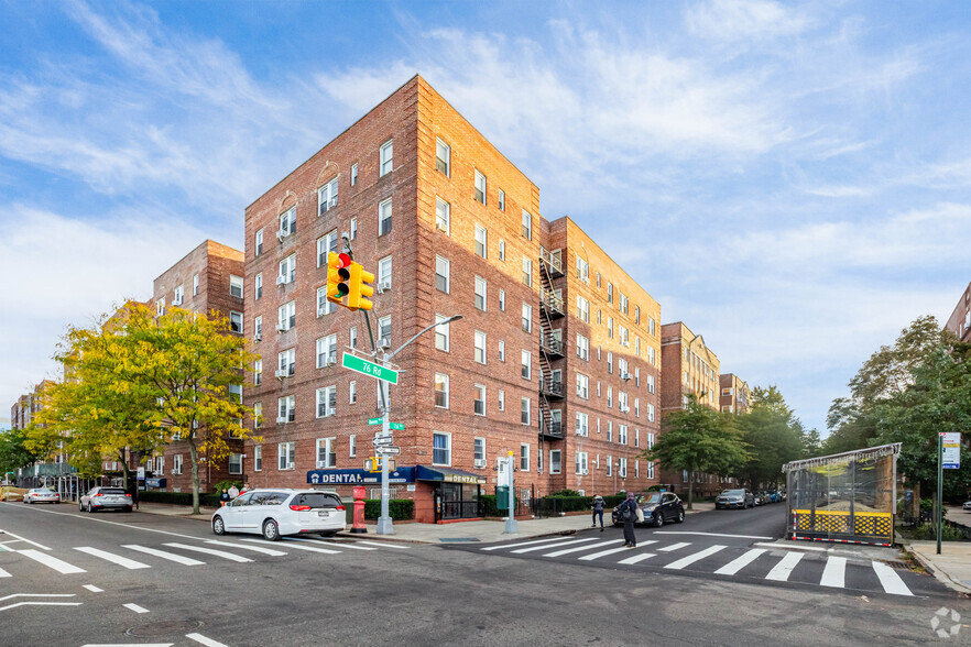 114-06 Queens Blvd, Forest Hills, NY à vendre - Photo principale - Image 1 de 1