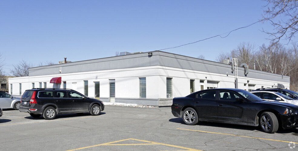 1790-1798 Courtwood Cres, Ottawa, ON à louer - Photo du bâtiment - Image 3 de 3