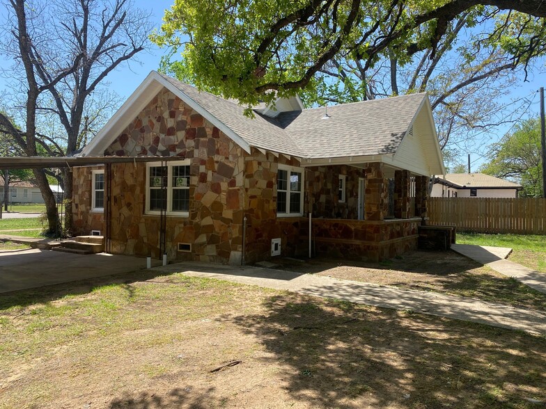 1921 W Arkansas Ln, Arlington, TX à vendre - Photo du bâtiment - Image 1 de 1