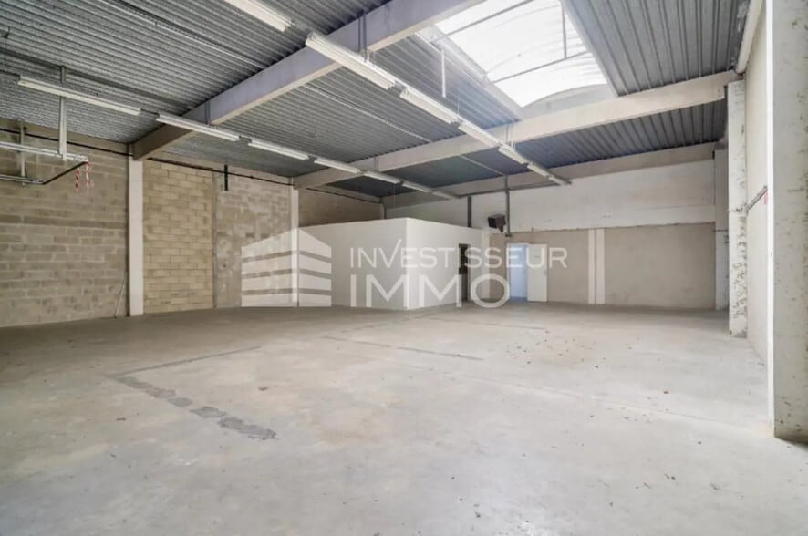Flex in Lognes for lease - Interior Photo - Image 2 of 4