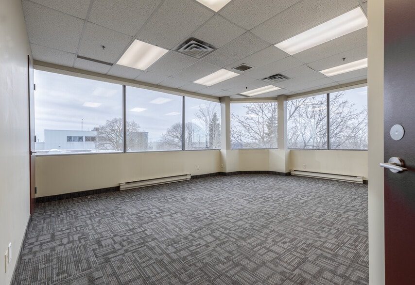 4848-4868 Ch Bois-Franc, Montréal, QC for lease - Interior Photo - Image 3 of 10