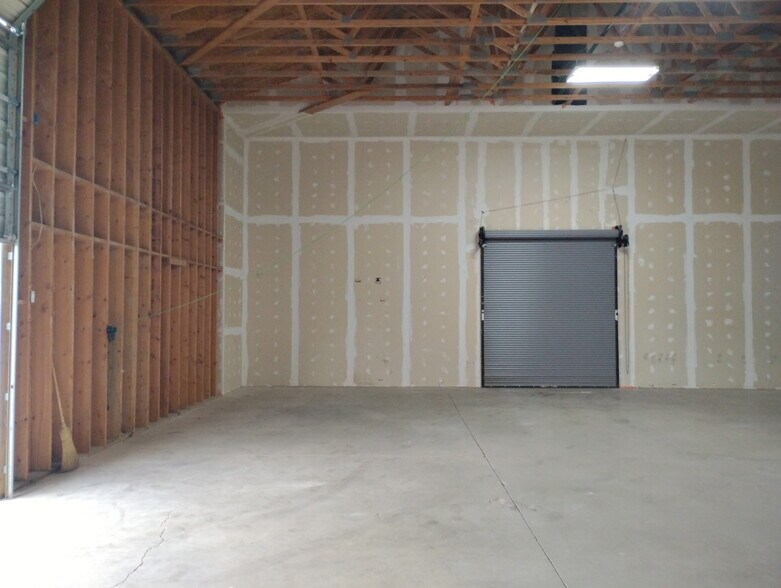 4296 Van Dyke Rd, Almont, MI à louer - Photo du bâtiment - Image 2 de 6
