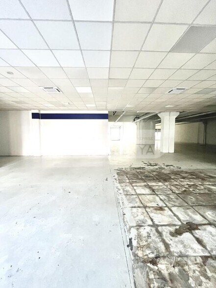 Flex in Marseille for lease - Interior Photo - Image 1 of 7