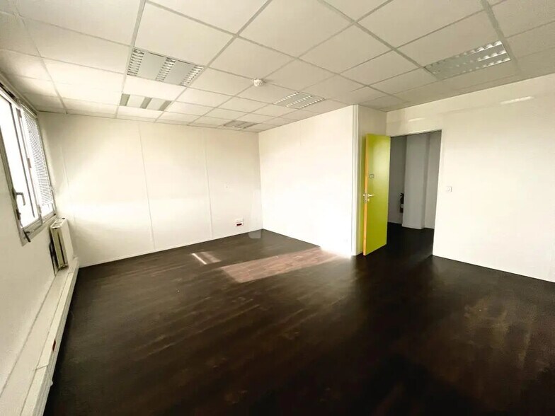 Bureau dans Évry-Courcouronnes à vendre - Photo du bâtiment - Image 3 de 12