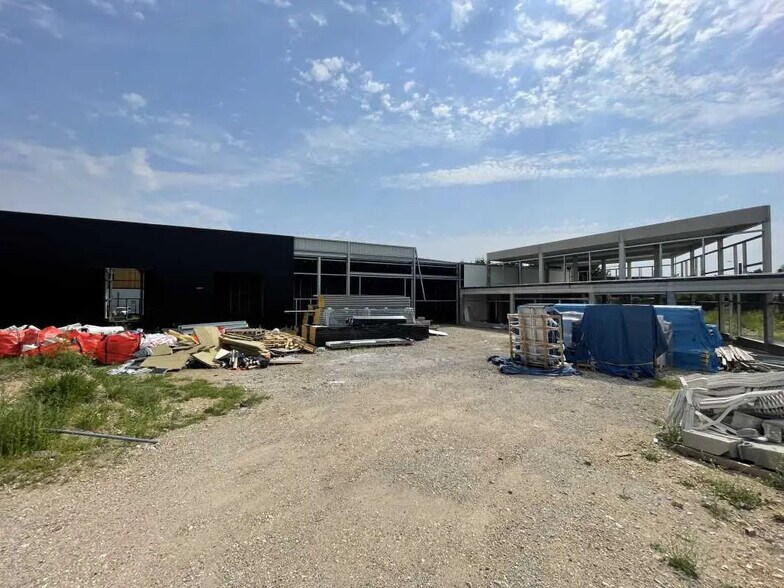 Office in Le Petit-Quevilly for lease - Building Photo - Image 1 of 6