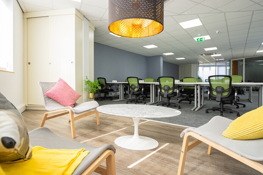 Tudor Sq, West Bridgford à louer - Photo du bâtiment - Image 3 de 12