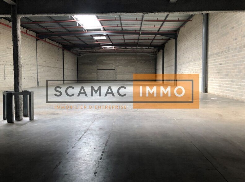 Industrial in Stains for lease - Building Photo - Image 3 of 5