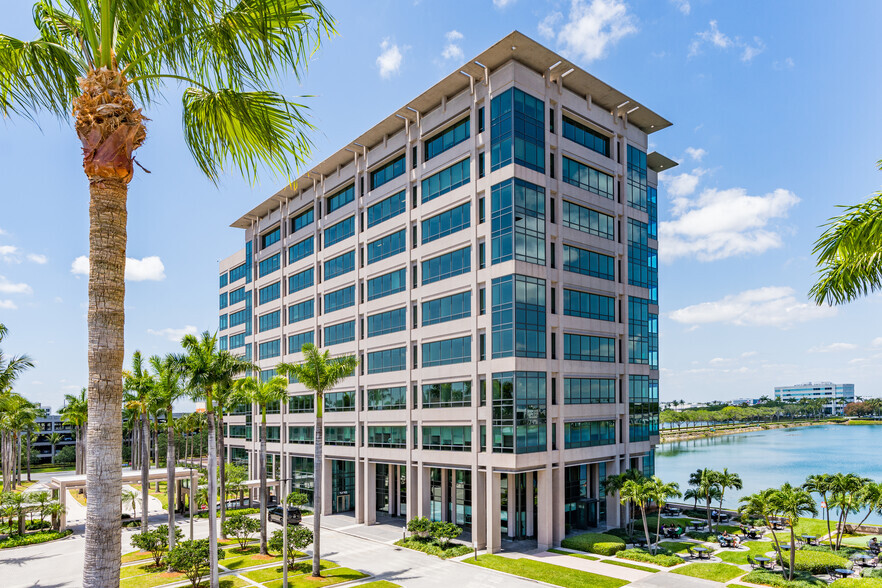 701 Waterford Way, Miami, FL for lease - Primary Photo - Image 1 of 5