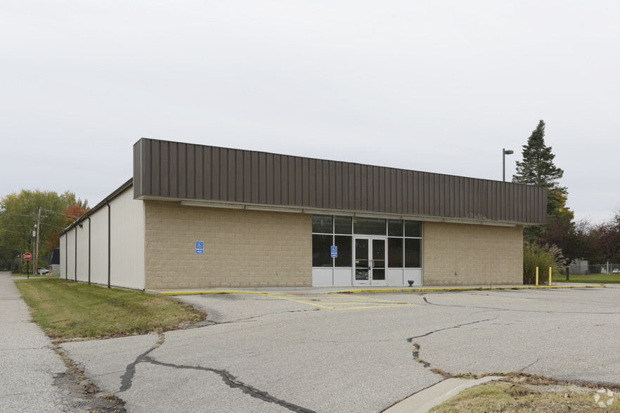 924 E Michigan Ave, Paw Paw, MI for lease - Primary Photo - Image 1 of 5