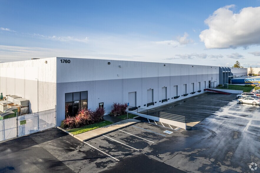 1740-1760 Enterprise Blvd, West Sacramento, CA à louer - Photo du bâtiment - Image 1 de 10