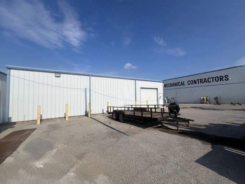 Former Streets, LLC HQ | Industrial Contractor Campus portfolio of 5 properties for sale on LoopNet.ca - Building Photo - Image 3 of 13
