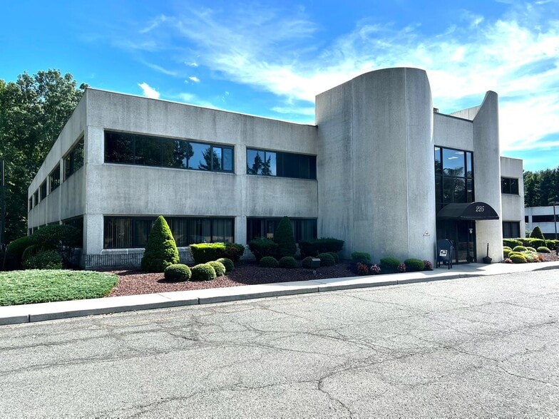 225 Gordons Corner Rd, Manalapan Township, NJ for lease - Building Photo - Image 3 of 7