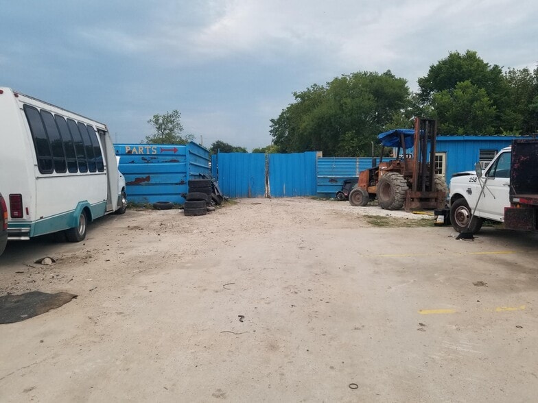 5028 Fuqua Gardens Vw, Houston, TX for sale - Building Photo - Image 3 of 9