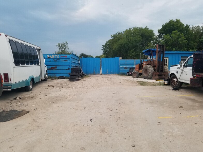 5028 Fuqua Gardens Vw, Houston, TX à vendre - Photo du bâtiment - Image 3 de 9