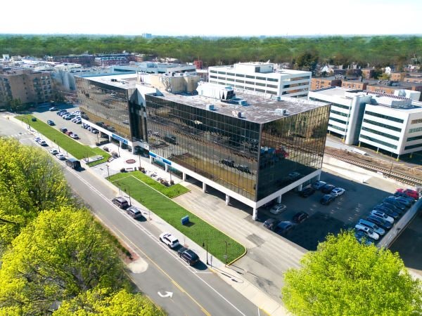 111 Great Neck Rd, Great Neck, NY for lease - Building Photo - Image 3 of 9