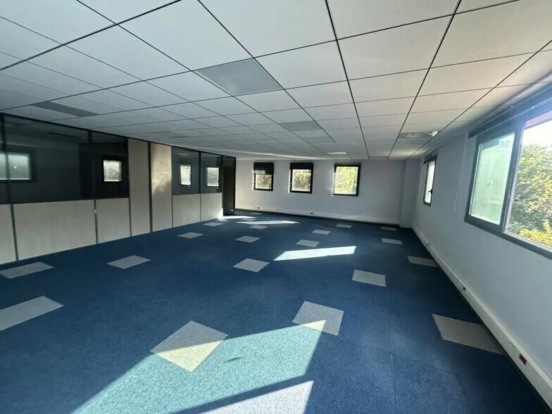 Office in Sorgues for lease - Interior Photo - Image 2 of 12