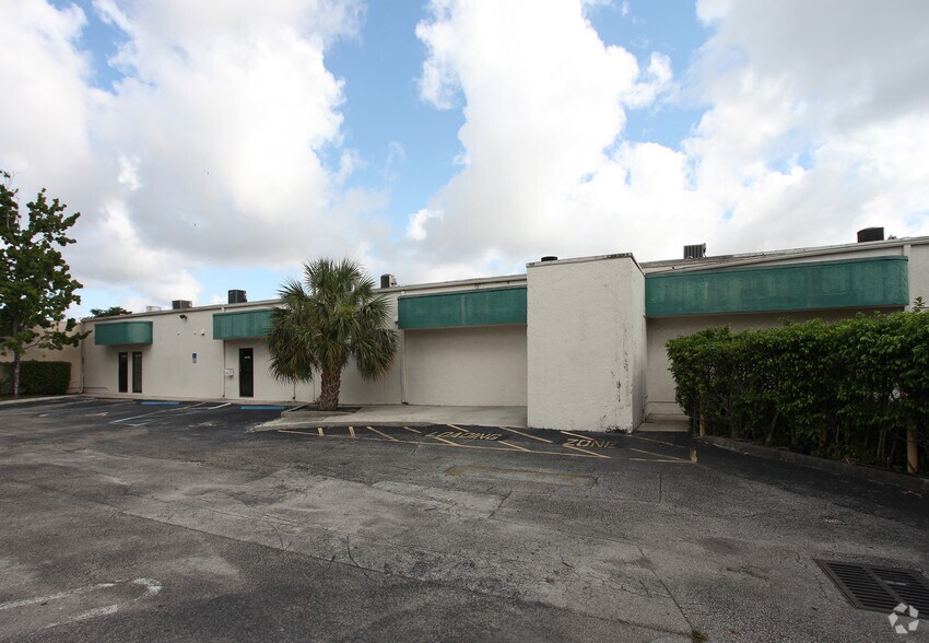 10150-10180 W Sample Rd, Pompano Beach, FL à louer - Photo du bâtiment - Image 3 de 4