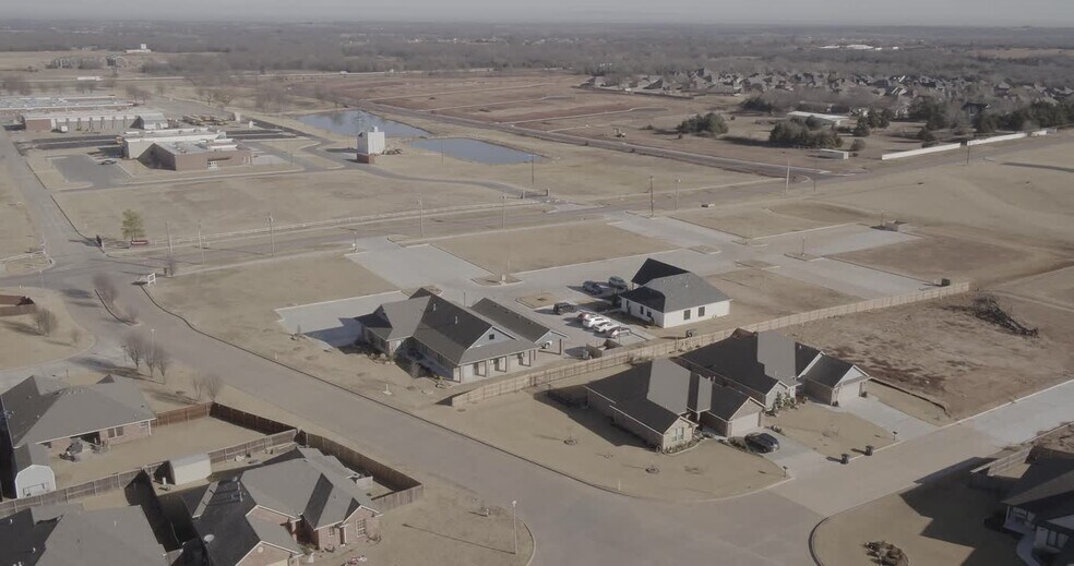 1305-1367 E 45th St, Shawnee, OK à vendre - Vidéo sur l’inscription commerciale - Image 3 de 12