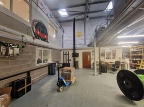 10-10 Bramley Rd, Tadley for lease Interior Photo- Image 1 of 3