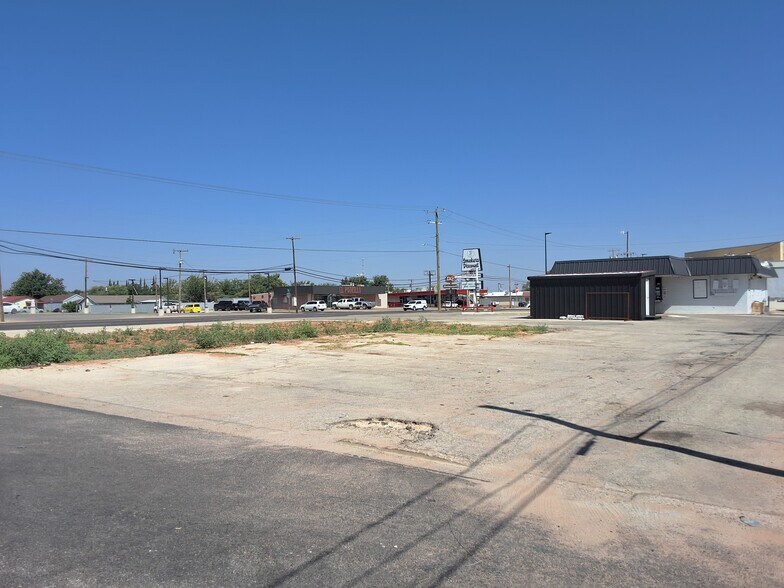 906 N Main St, Andrews, TX à louer - Photo du bâtiment - Image 2 de 2