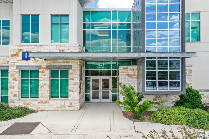 1251 Sadler Dr, San Marcos, TX à louer - Photo du bâtiment - Image 3 de 15