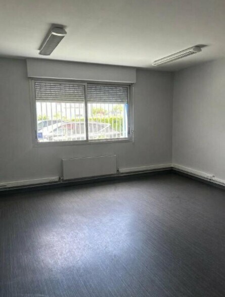 Flex in Vaulx-en-Velin for lease - Interior Photo - Image 3 of 4