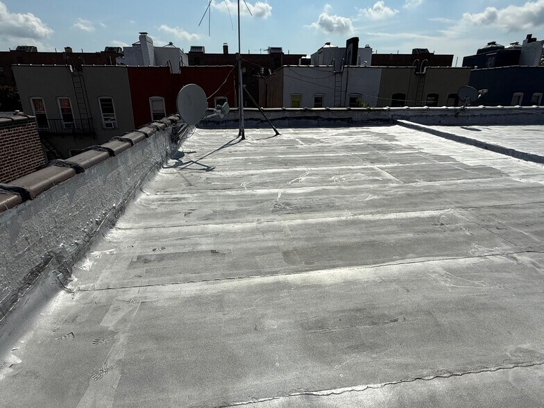 4715 47th St, Woodside, NY à vendre - Photo du bâtiment - Image 3 de 13