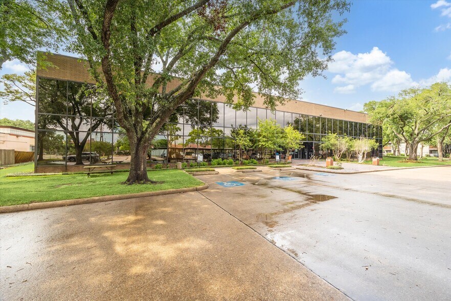 12727 Featherwood Dr, Houston, TX à louer - Photo du bâtiment - Image 3 de 33