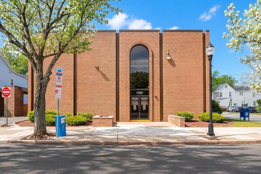 1300 Hamilton Ave, Trenton, NJ à vendre - Vidéo sur l’inscription commerciale - Image 2 de 31