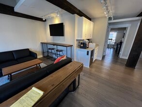 203 Harrison St SE, Leesburg, VA à louer Photo intérieure- Image 2 de 12