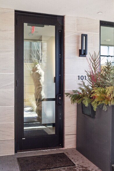 275 Lake St, Wayzata, MN à louer - Photo du bâtiment - Image 3 de 17