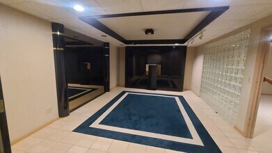 40 1st Ave W, Dickinson, ND for lease Interior Photo- Image 2 of 5