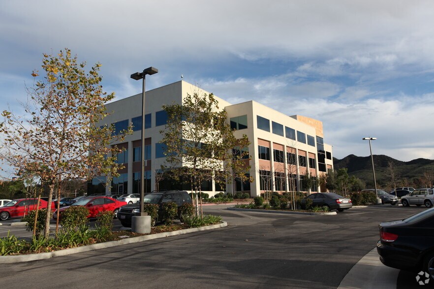 30930 Russell Ranch Rd, Westlake Village, CA à louer - Photo du bâtiment - Image 3 de 8