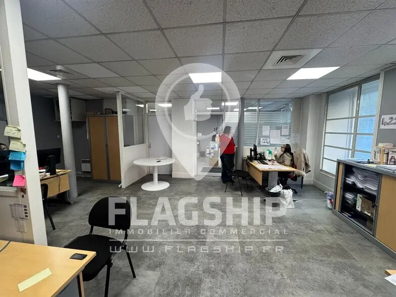 Retail in Paris for lease - Interior Photo - Image 3 of 9