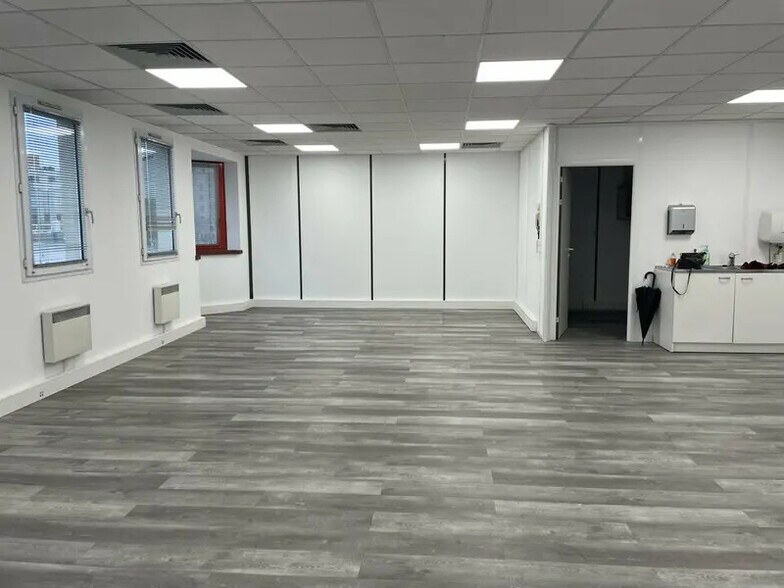 Office in Lyon for lease - Interior Photo - Image 2 of 9