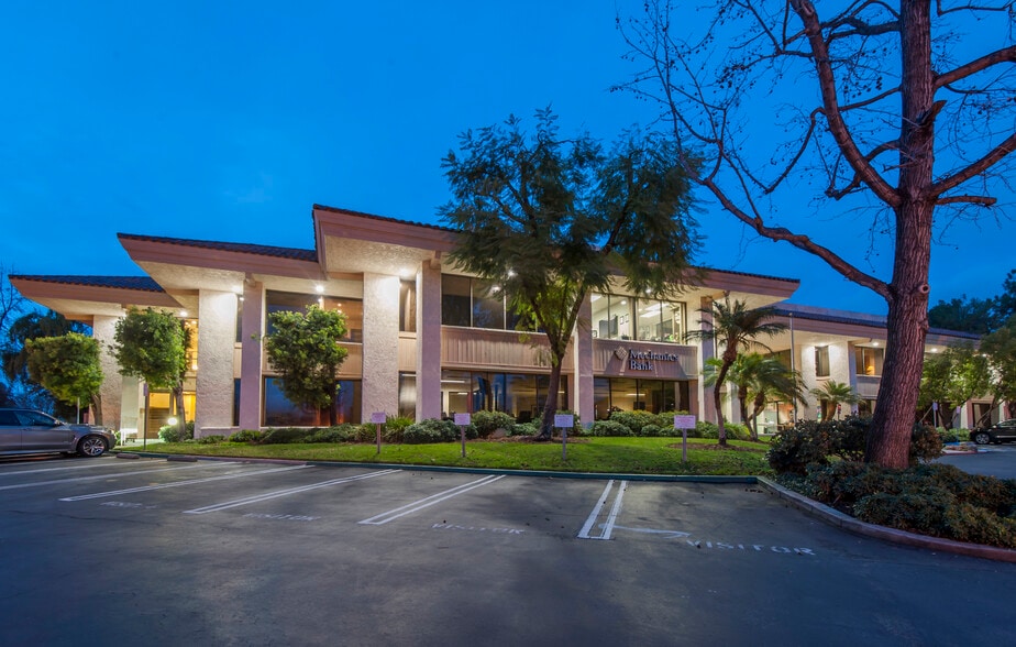875 S Westlake Blvd, Westlake Village, CA à louer - Photo du bâtiment - Image 2 de 3