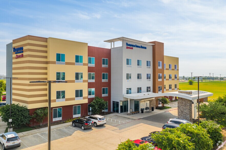 2020 Civic Center Ln, Waxahachie, TX à vendre - Photo principale - Image 1 de 4