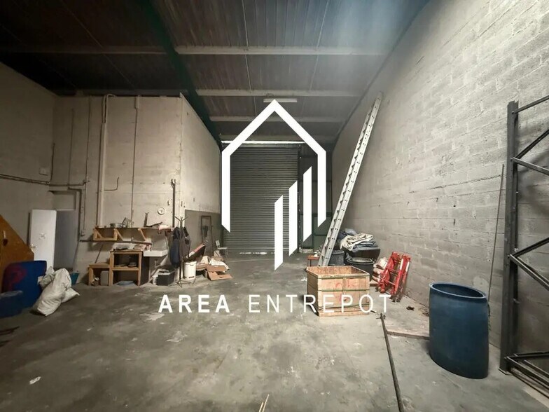 Flex in Éguilles for lease - Interior Photo - Image 3 of 9